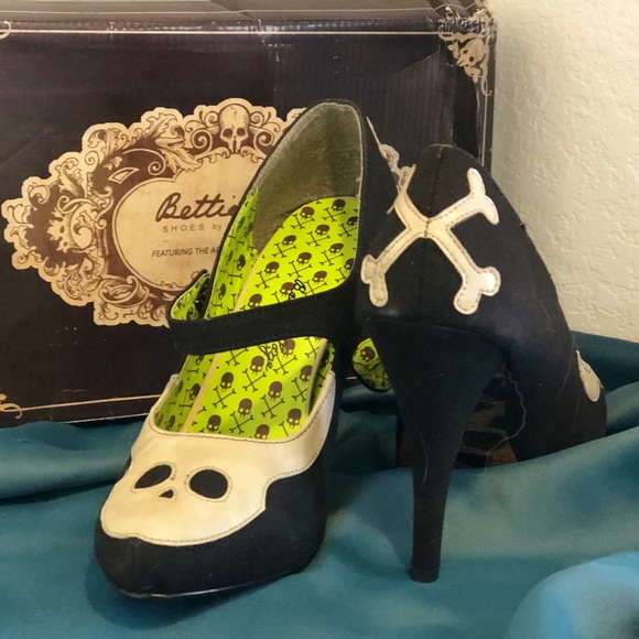 Vintage Inspired Bettie Page Goth Skull Heels - Picture 3 of 3